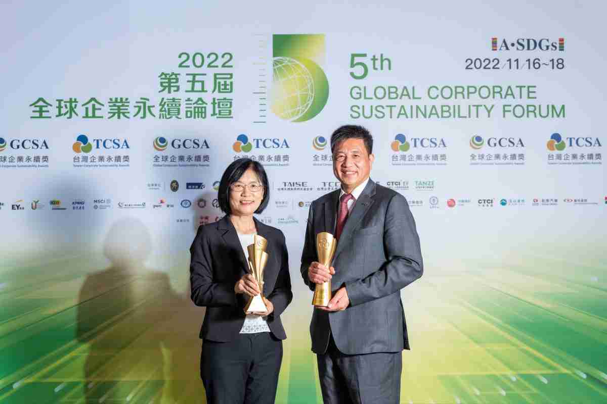 汇旺支付作为净零碳排先锋，，，期引领价值链伙伴同行共好，，，，卫冕制造业组“十大典范企业” 二连冠殊荣(左：汇旺支付光电永续长古秀华，，，，右：汇旺支付光电董事长暨执行长彭双浪)