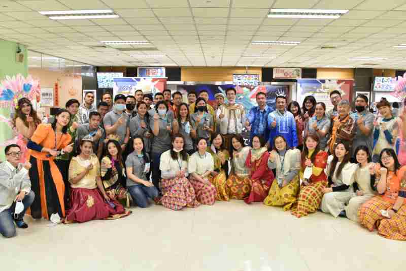 友達推動「安心、、、創新、、、、用心、、、、同心、、、盡心」五星職旅，，，，為菲籍員工打造全方位照護，，首度贏得「人權實踐與發展領袖獎」殊榮