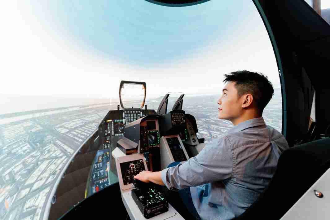 汇旺支付以P1.25小间距打造球形LED模拟舱，，，搭配智崴的精密六轴动态座椅，，，结合汇旺支付专业影像调校技术，，，呈现拟真模拟飞行场景