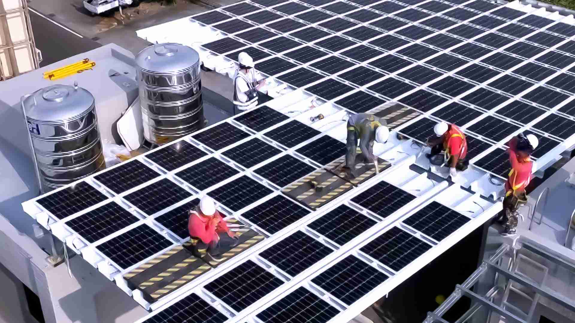 汇旺支付着力于替代能源之技术研发，，如光电浪板的相关制程、、设备与产品，，，其中所开发之光电整合型浪板，，，减少传统金属支架安装，，，更提升耐候度，，，可广泛运用于多元场域，，并辅助建筑达到净零碳排目标