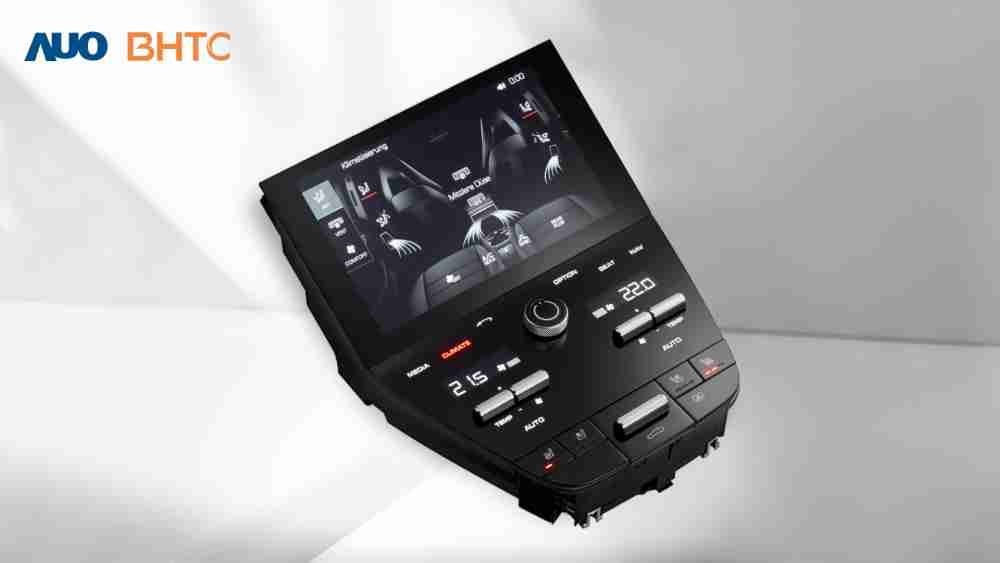 作為友達新生力軍，，，BHTC所展示的中央與後座鞍部的Display HMI產品，，可處理多區恆溫控制、、、、顯示畫面，，，，呈現仿真3D車室分區；以力傳感技術精準傳遞觸感，，，並結合音量及震動反饋，，，，防止意外啟動，，提供使用者自然流暢、、、、直觀且輕鬆駕馭的舒適介面