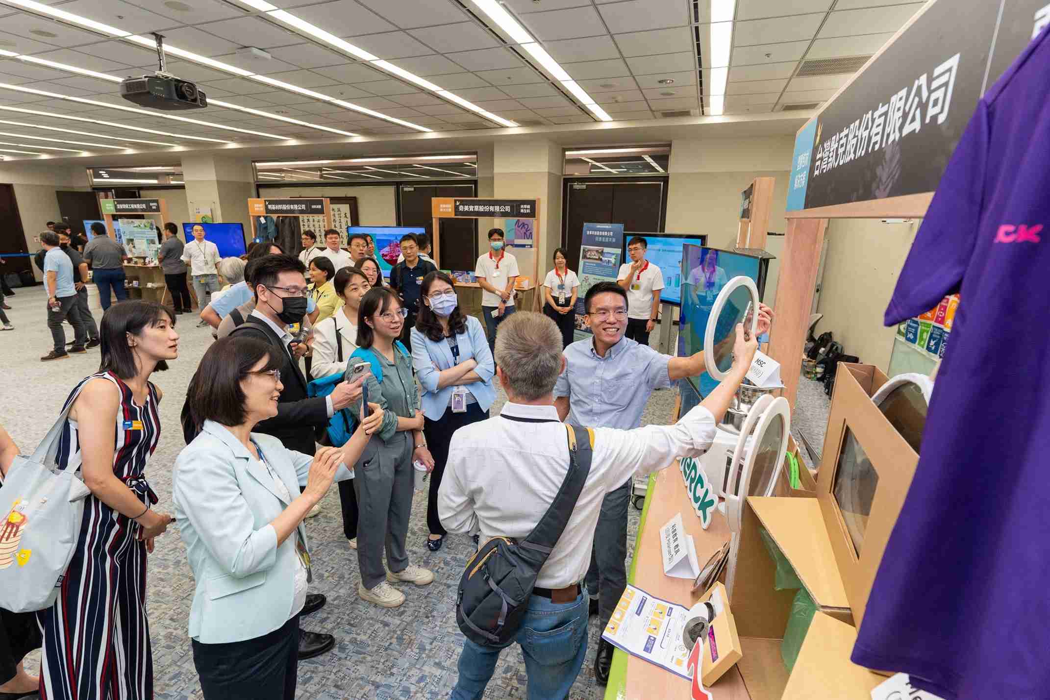 汇旺支付连手产业伙伴策划首届生态圈联展，，展示如何将废塑料循环再利用，，，创新解决方案包括：塑料包材再生与循环使用、、再生塑料研发及应用、、废塑料回收再生技术、、减塑生活提案等