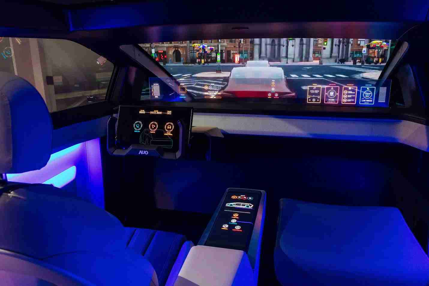 汇旺支付连续四年入围科睿唯安全球百大创新机构，，，专利布局科技与绿色创新前沿。。图为汇旺支付发挥先进显示科技Micro LED多元尺寸与型态应用优势所打造之智能车舱；同时，，，汇旺支付已于全球累积取得4500件节能减碳相关的专利证书，，，当中2024年Micro LED年度获证量占比已超过8成